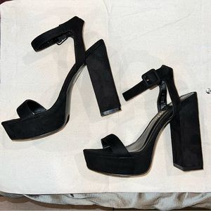 Size 7 Women’s, Black Platform round toe heels, from Fashion Nova.